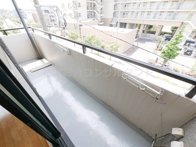 バルコニー　屋外物干し掛けあり