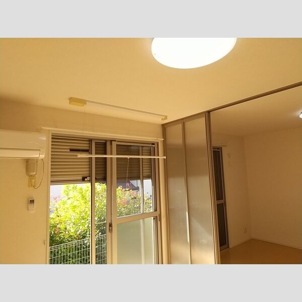 その他設備　エアコン、照明、室内物干し、シャッター雨戸付き