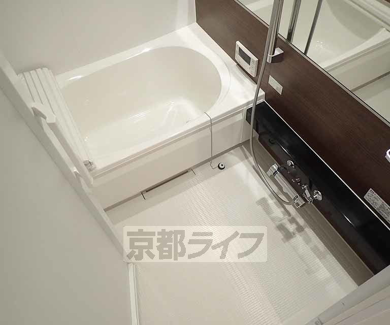 バス・シャワールーム　とても広々としたバスルームです。