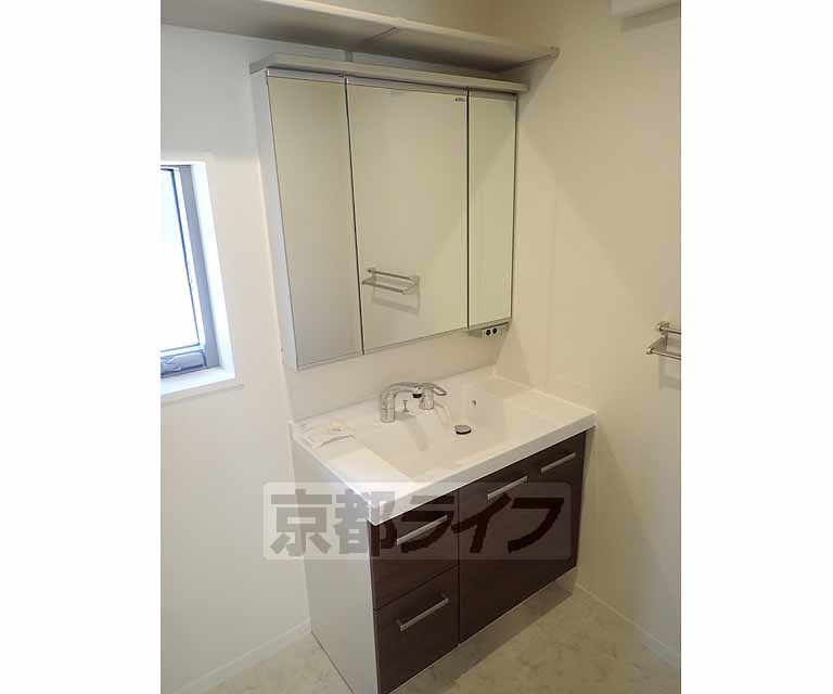 洗面設備　三面鏡のシャンプードレッサーです。