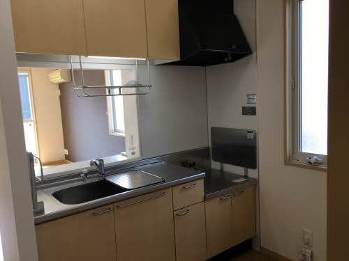 キッチン　※写真は同タイプの102号室で、実際とは異なる場合がございま