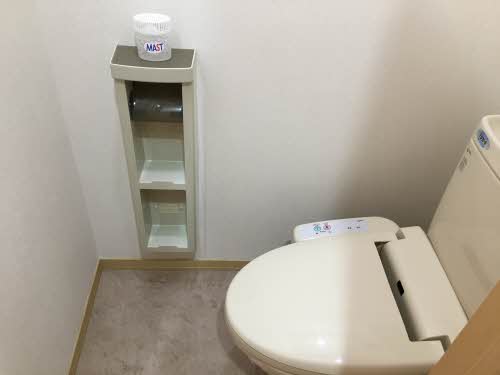 トイレ　※写真は同タイプの102号室で、実際とは異なる場合がございま