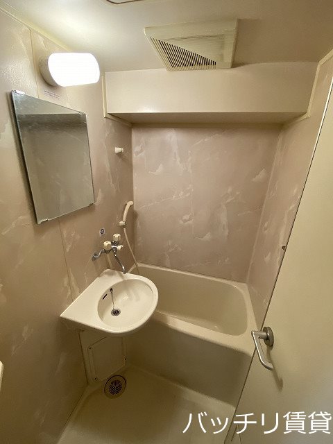 バス・シャワールーム　別号室タイプの為、現状を優先致します。