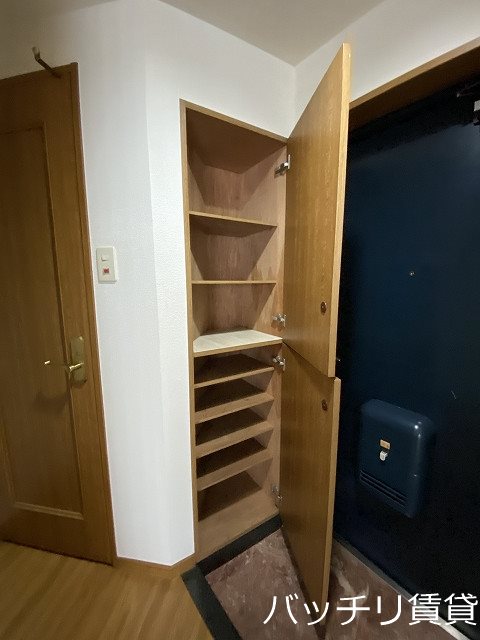 玄関　別号室タイプの為、現状を優先致します。