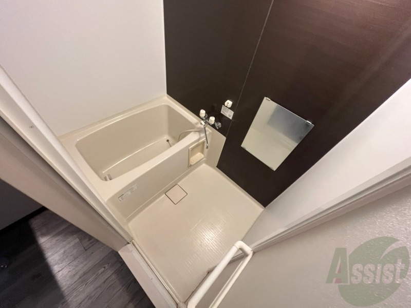 バス・シャワールーム　こちらはお風呂。一日の疲れをここで癒してください。