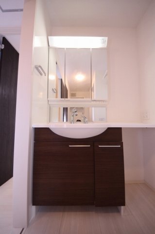 洗面設備　独立洗面台、朝の身支度には欠かせません