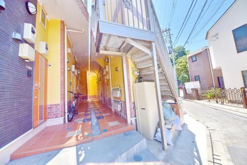 エントランス　駐輪等のスペースもあります