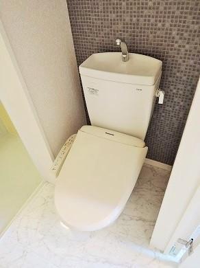 トイレ　ウォシュレット搭載（浴室とは別）