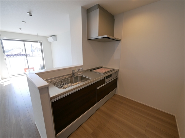 キッチン　ＩＨ３口コンログリル付き