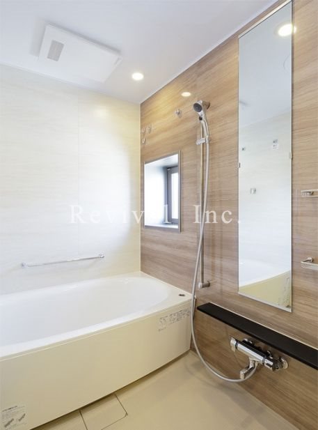 バス・シャワールーム　浴室には窓があり風通しも良好です