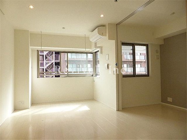 居室・リビング　開放感のあるリビングでございます