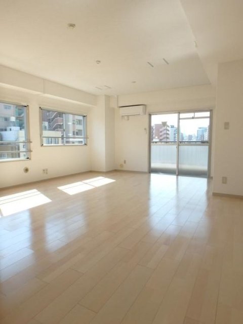 居室・リビング　こちらのリビングで趣味の時間をお楽しみください