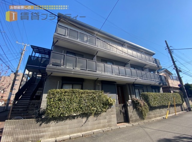 建物外観　前面は道路で日当たり良好です。