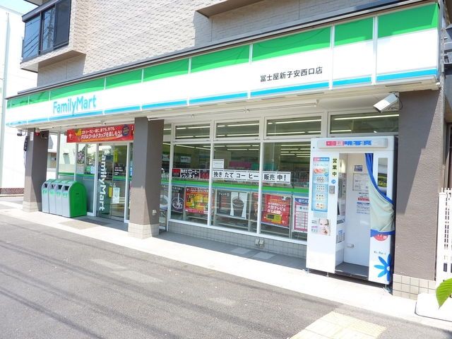 コンビニ　★★ファミリーマート（コンビニ）まで442m