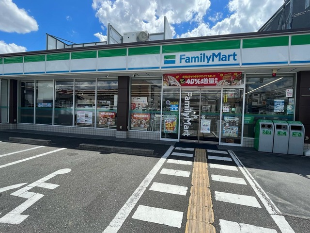 コンビニ　ファミリーマート 豊中春日町店（コンビニ）まで810m