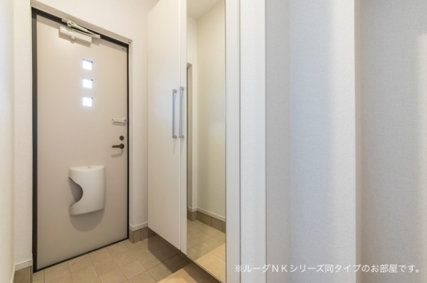 玄関　※参考写真　同建築メーカー施工の同間取完成他物件のものです。