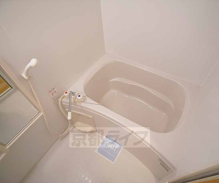 バス・シャワールーム　小さい窓のあるお風呂です。