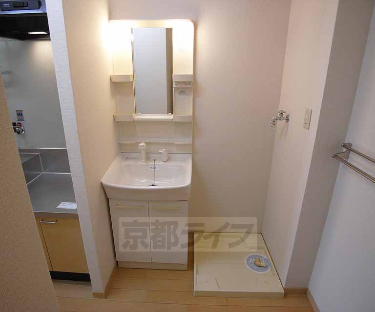 洗面設備　独立洗面台と室内洗濯機置き場です。