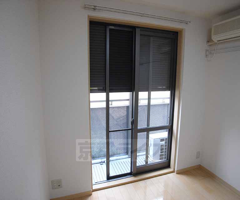 バルコニー　シャッター付きの窓です。