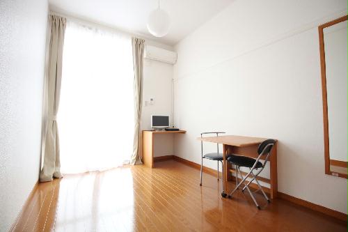 その他部屋・スペース　天井が高いことで窓が大きく、開放的な空間です♪