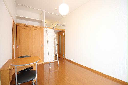 居室・リビング　手前の造り付テーブルを折りたためば、さらに広く使えるお部屋♪