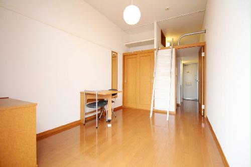 居室・リビング　レオパレスの定番・ロフト付きで収納もたくさん♪