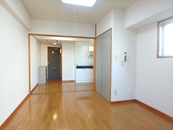 居室・リビング　角部屋の為　側面にも窓があり明るい室内です。