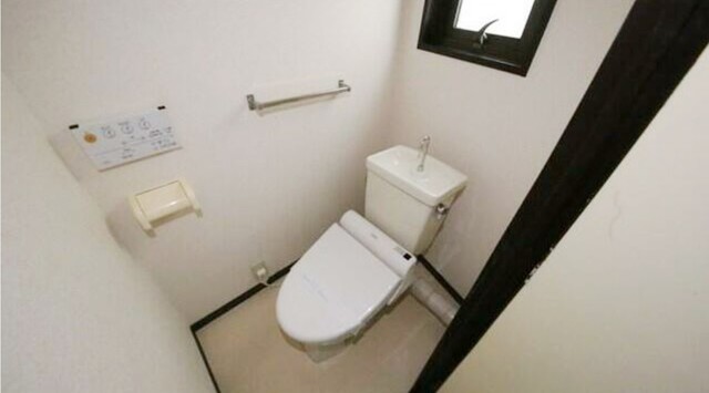 トイレ　落ち着いた色調のトイレです