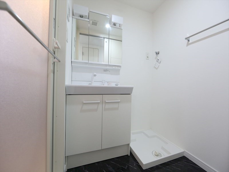 洗面設備　脱衣所　独立洗面台（シャンプードレッサー付）収納スペース有