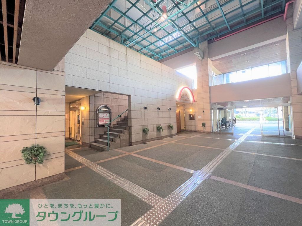 エントランス　吹き抜けアトリウム：メインエントランスからサブエントランス迄