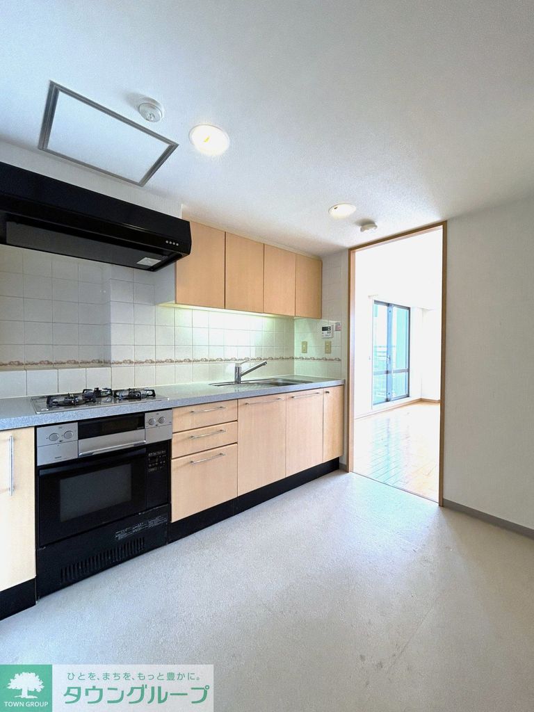 キッチン　システムキッチン：３口ガスコンロ、オーブンレンジ（クリーニ…