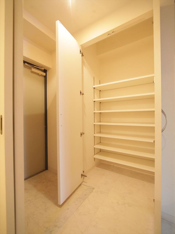 玄関　玄関　シューズボックス付（収納充実してます）