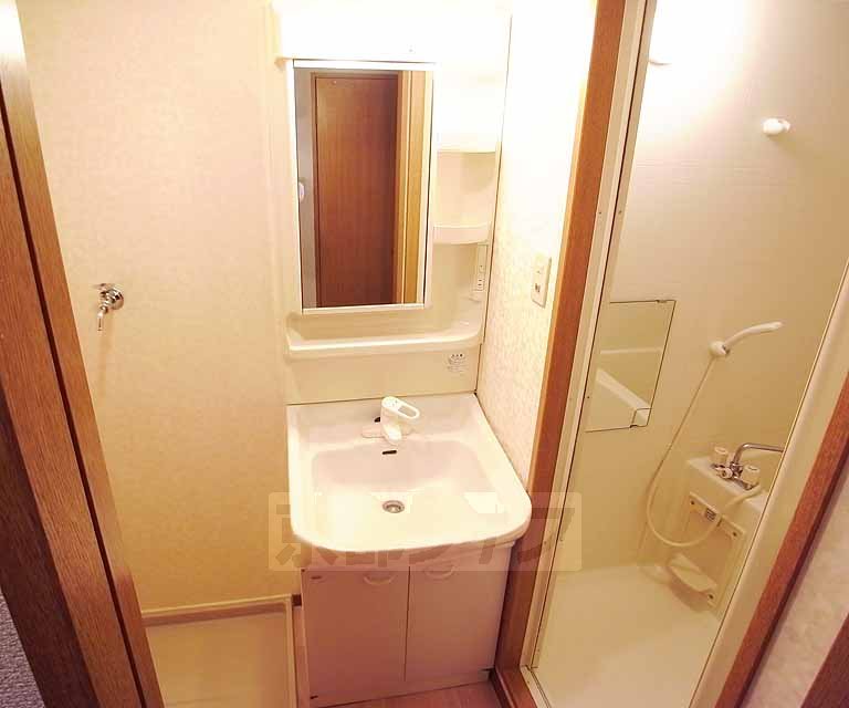 洗面設備　清潔感のある洗面台。