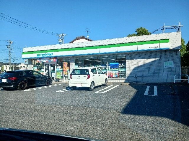 コンビニ　ファミリーマート（コンビニ）まで980m