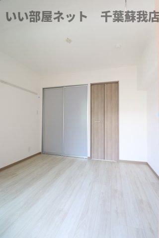 その他部屋・スペース　開放的な寝室です