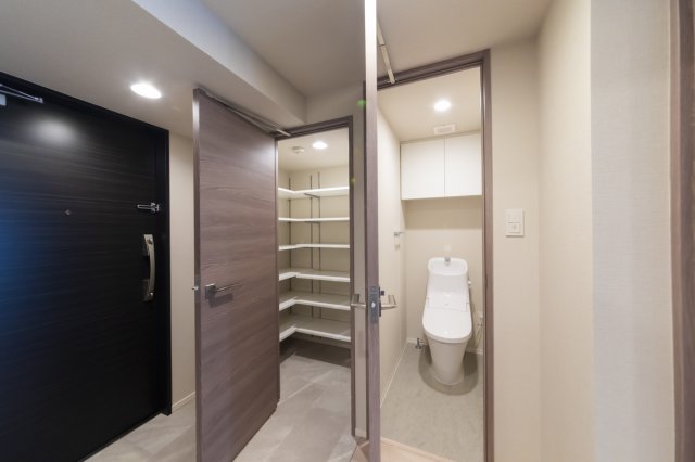 トイレ　落ち着いた色調のトイレです