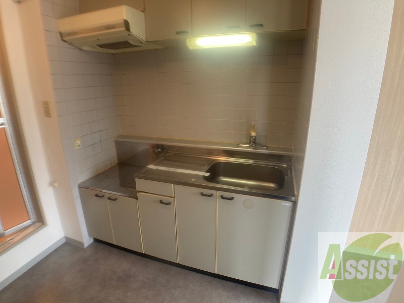 キッチン　シンプルなキッチンです。一人暮らしにはちょうどいいサイズ。