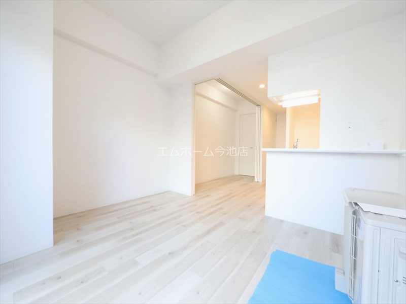 居室・リビング　LDK10.6帖　エアコン付　バルコニーに面しています