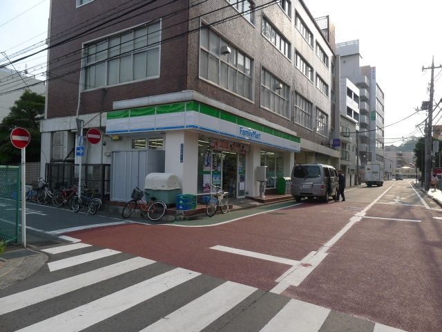 コンビニ　ファミリーマート（コンビニ）まで131m