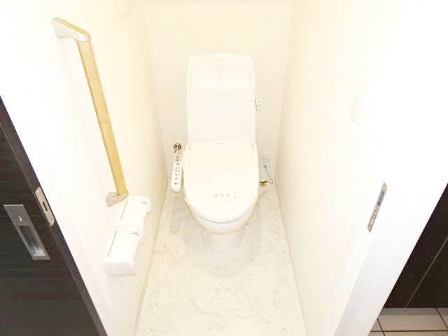 トイレ　温水洗浄便座付き♪