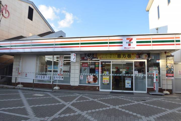 コンビニ　セブンイレブン（コンビニ）まで1121m