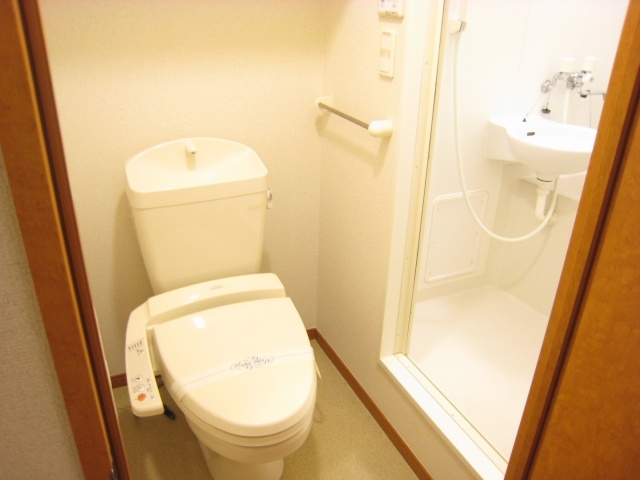 トイレ　うれしい温水洗浄便座付きで快適です。