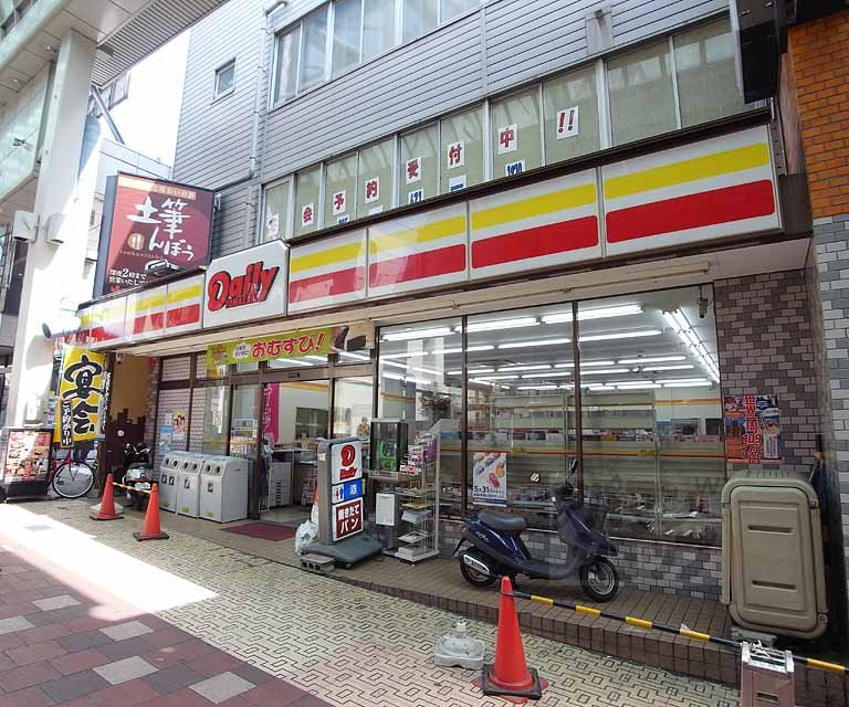 コンビニ　デイリーヤマザキ京阪桃山駅前店（コンビニ）まで580m