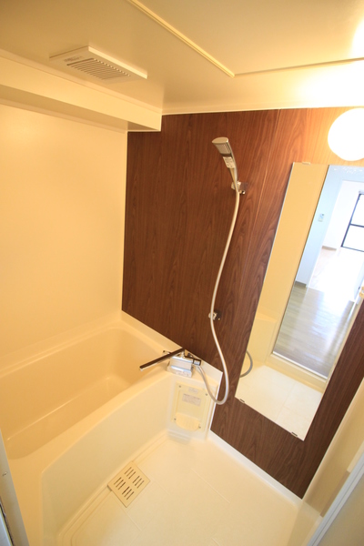 バス・シャワールーム　シャワー