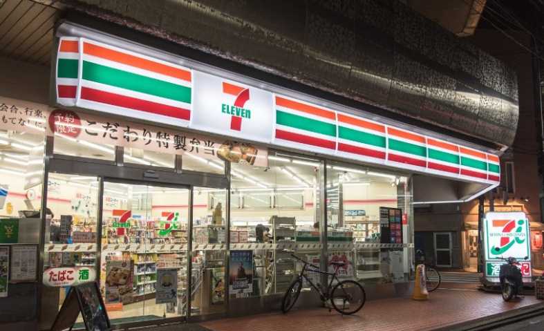 コンビニ　セブンイレブン（コンビニ）まで857m