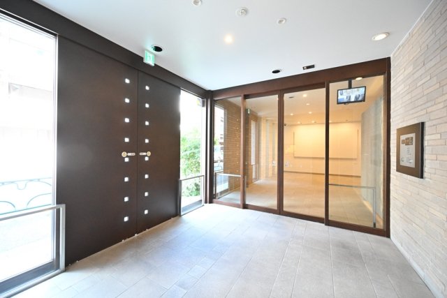 エントランス　落ち着いたエントランスです