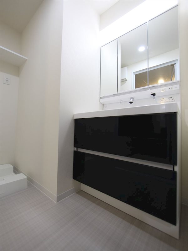 洗面設備　脱衣所　独立洗面台（シャンプードレッサー付）収納スペース有