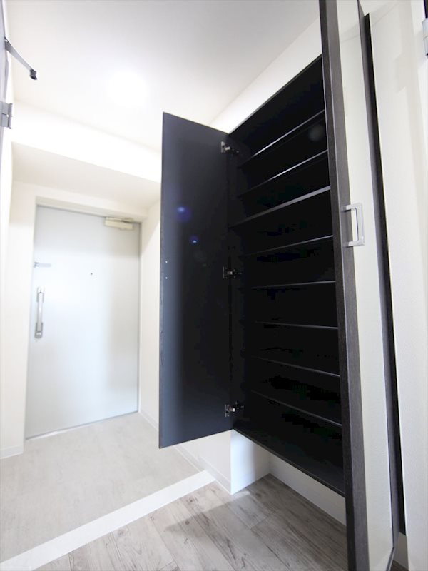 玄関　玄関　シューズボックス　姿見鏡付き（収納充実してます）