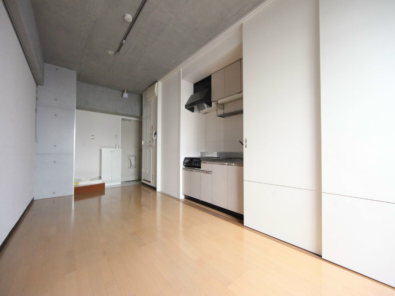 居室・リビング　ＬＤＫ9.8帖　エアコン完備　内装コンクリート張り