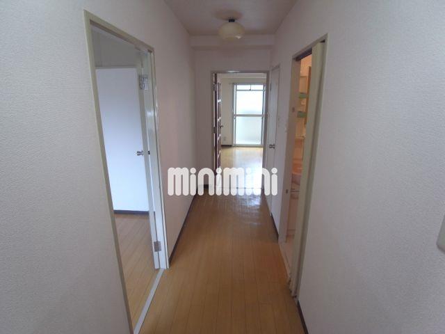 その他　廊下も明るいフローリング。